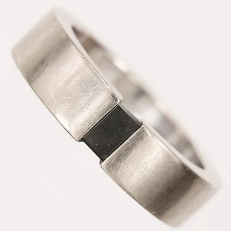 Ring med svart diamant, stl: 19¼, bredd: 6mm, gravyr, bruksslitage, 18K vitguld.  Vikt: 17,3 g