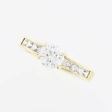 Ring, vita stenar, stl 17¼, bredd 3-6mm, 18K Vikt: 3,3 g