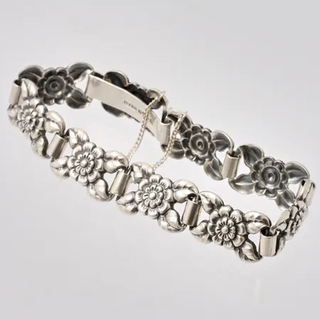 Armband i silver, 18cm, bredd 12,9mm, 830/1000, tillverkad av Guldvaruaktiebolaget G. Dahlgren & Co Ab, år 1953, vikt 20,38g.