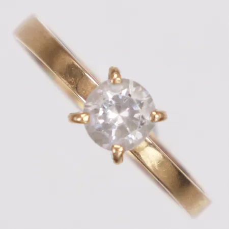 Ring, vit sten nagg, stl 17¾, bredd 2,6-5mm, Hedbergs Guld, år 1967, skev, missfärgad sken, 18K Vikt: 1,5 g