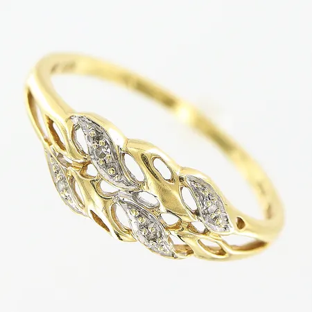 Ring, diamanter 4 x ca 0,005ct, stl 18, bredd 1-6,5mm, 18K Vikt: 1,7 g