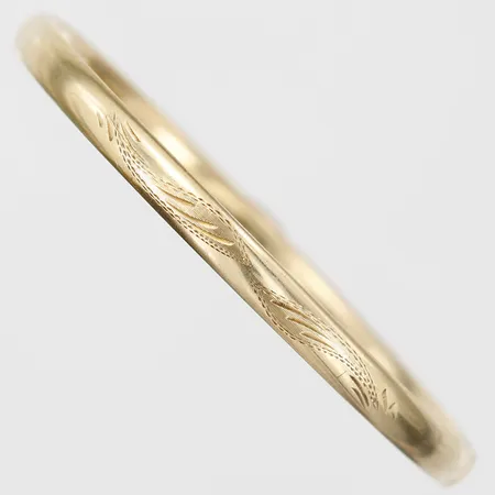 Armring med snidad dekor, innermått: 53 x 61 mm, bredd: 5 mm, slitage, 14K guld. Vikt: 7 g