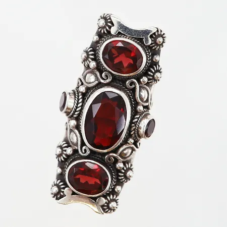 Ring med röda stenar, stl 16, bredd: 5-45mm, justerbar skena, ostämplat silver  Vikt: 21,8 g