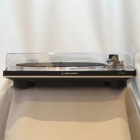 LP-spelare, Audio Technica 70X, med spelare, lock, laddare och kvitto # 6100466 6603092 000003931519, gott skick med originalkartong Skickas med postpaket.