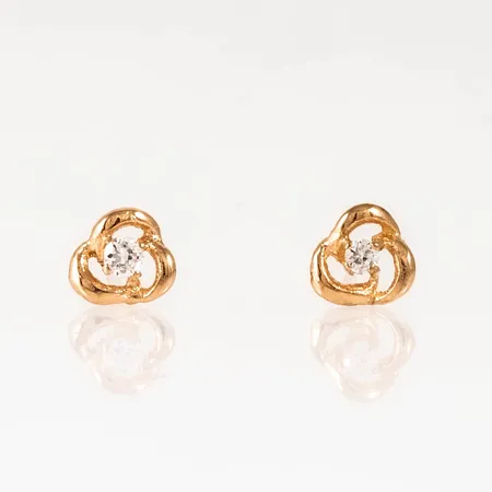 Örhängen i 18K guld med vita stenar. De är 5 x 5 mm och väger 0,5g. 