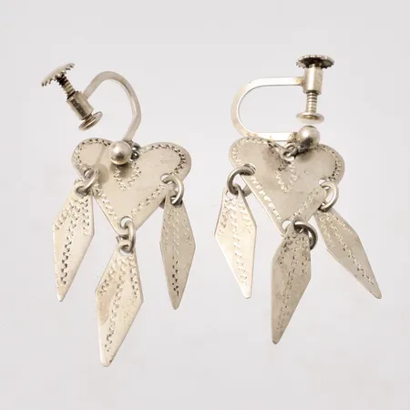 1par örhängen i silver, mått 15x36,7mm, 835/1000, skruvlås, vikt 4,59g.
