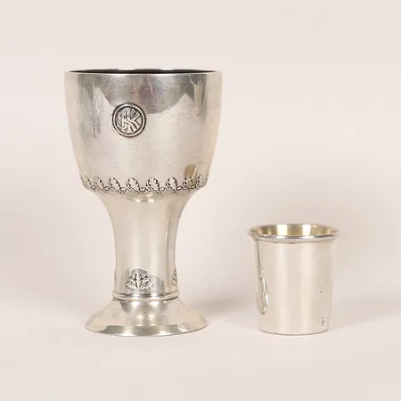 Diverse silver, pokal samt bägare, delvis förgyllda, gravyr, silver. Vikt: 104,3 g