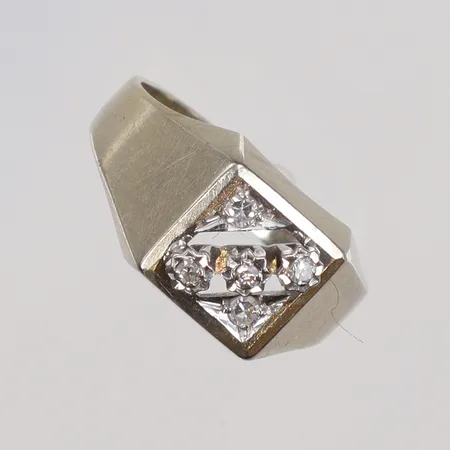 Klackring i vitguld med diamanter 3xca0,01 samt 2xca0,02ct, stl 15½ bredd 3-9mm, 18K Vikt: 3 g