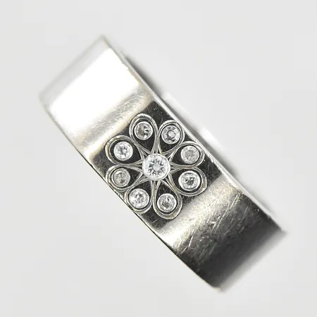 Ring med diamanter, stl 17¼, bredd 7 mm, vitguld, 18K. Vikt: 9,9 g