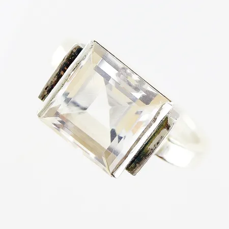 Ring, signaturstämplad Wiwen Nilsson, bergskristall, stl 16¾, år 1939, Lund, bredd 2,5-9,5mm, stämplad sterling, AN, kattfot, mindre nagg på stenens fasetter, 925/1000 silver Vikt: 6,3 g