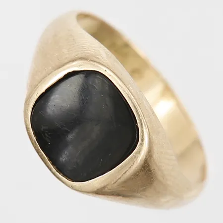 Klackring med svart sten, stl: 17¾, bredd: 3-10mm, 18K guld Vikt: 2,4 g