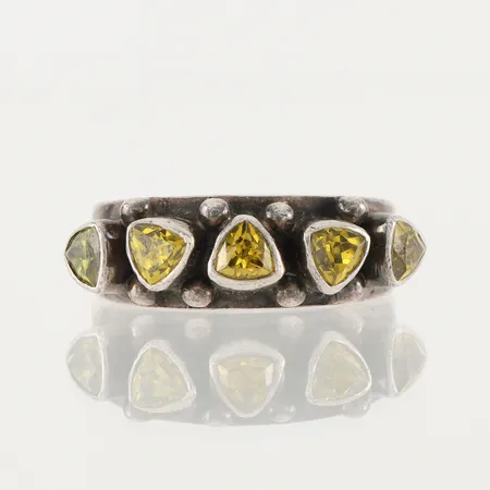 Ring med stenar, storlek 17 mm, bredd 4.5-7.6 mm, silver. Vikt: 7,6 g