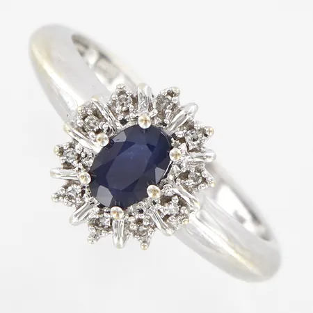 Ring vitguld med safir och diamanter 10x0,005ct, stl 18, bredd ca 10mm, framtill, 18K Vikt: 3,5 g