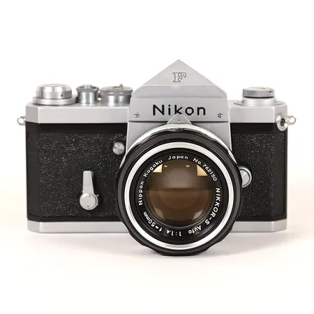 Nikon F, krom, serienummer 6851138 med objektiv Nikkor-s 1:1.4/50mm, 1960-tal, linsskydd fram samt motljusskydd, smärre bruksslitage, ej funktionstestad.  Vikt: 0 g
