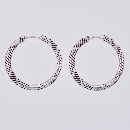 Ett par örhängen, Pandora, Ø ca 2,5cm, bredd: ca 3mm, 925/1000 silver  Vikt: 7,4 g