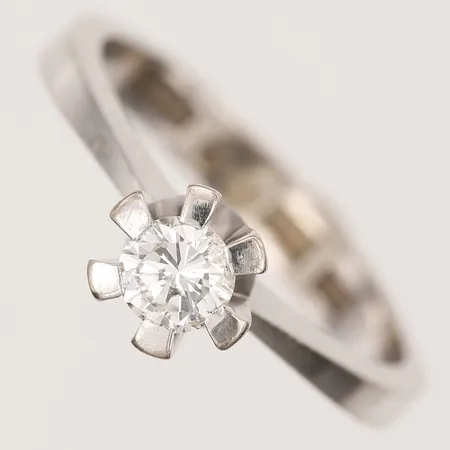 Ring med diamant 0,35ct, ca W/Si, stl 17¼, tillverkad av Diamanthuset D H Ab 1978, vitguld, 18K. Vikt: 4,5 g