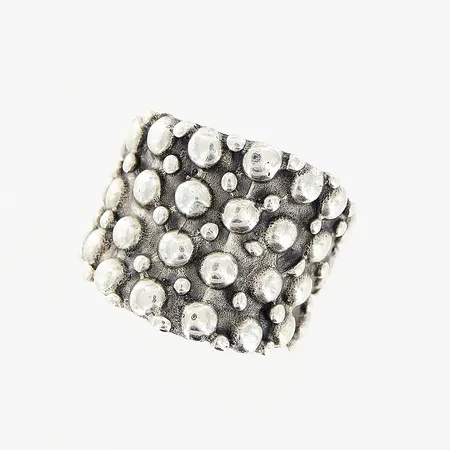 Ring stl 18, bredd 6-17mm, silver 925/1000. Vikt: 7,9 g