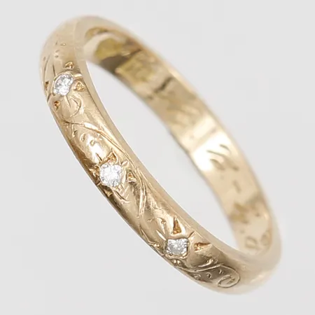 Ring med diamanter 3 x ca. 0,015ct dekor i relief, stl: 17, Stockholm 1938, gravyr, 18K guld vikt: 3,3 Vikt: 3,3 g