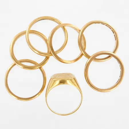 Sex släta ringar samt klackring, gravyr/monogram, 18K,  Vikt: 27,5 g