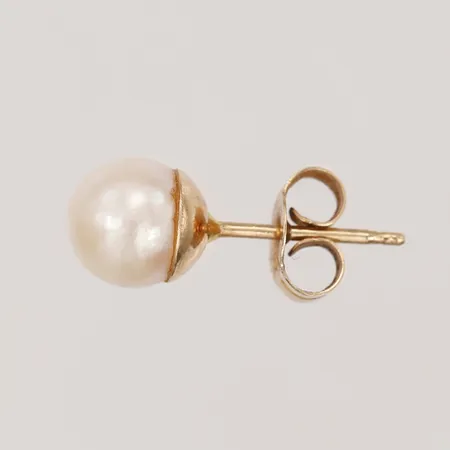 Ett udda örhänge med odlad saltvattenpärla Akoya, Ø 6mm, 18K guld  Vikt: 0,6 g