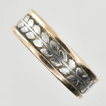 Ring, stl 18¾, bredd 6 mm, förgyllda detaljer, silver. Vikt: 4,1 g