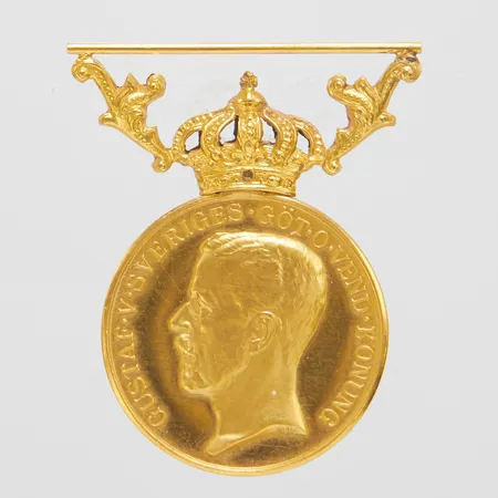 Medalj, För nit och redlighet i rikets tjänst, GUSTAF V ADOLF SVERIGES GÖT O VEND KONUNG", personlig gravyr, krona i 18K, 23K, bruttovikt: 12,8g Vikt: 12,8 g