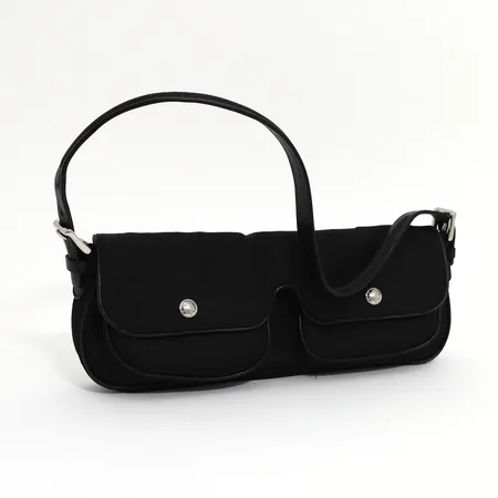 Väska DKNY, monogram mönstrad, 4,5x13x32cm, innerfack med dragkedja, ytterfack med tryckknappar, svart läderrem 55cm, detaljer i vitmetall Skickas med paket.