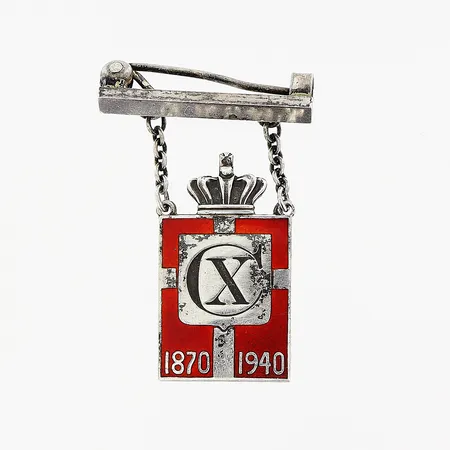 Brosch Georg Jensen, 34x27mm, minnesmedalj, Kung Christian X, 1870-1940, röd emalj, silver 925/1000.  Vikt: 4,2 g