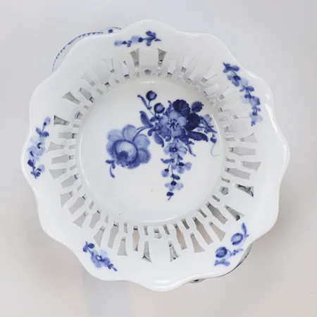 Gallerskål Royal Copenhagen modell Blå Blomst, modell nr. 10. 1574, troligen 2:a stortering, höjd 9,5cm, bredd 19cm, bruksslitage  Skickas med postpaket.