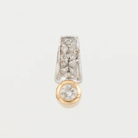 Hänge röd och vitguld med diamanter på 0.15 ct enligt inskription, Guldfynd AB, höjd ca 11.7 mm, 18k. Vikt: 1,2 g