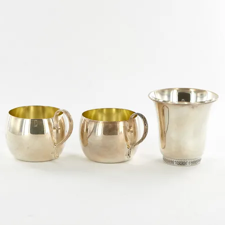Två koppar, Höjd: 35mm, Bägare, Höjd: 55mm, silver 830/1000  Vikt: 88 g