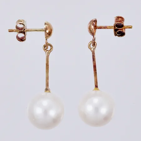 Ett par örhängen med odlade pärlor Ø ca 8mm, längd: ca 24mm, 18K  Vikt: 2,3 g
