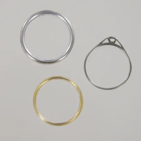 Ringar, Ø 18/17/17¼ mm, gravyr/sten saknas,18K Vikt: 11,5 g