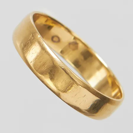 Ring, slät, Ø19, bredd: 4,6mm, personlig gravyr, 18K Vikt: 3,3 g