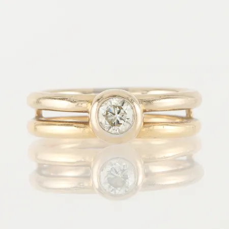 Ring med diamant, storlek 19 ½ mm, bredd 6-7.4 mm, 18k. Vikt: 9,8 g