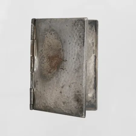 Porträtthållare, Gustaf Möllenborg, Stockholm 1904, höjd: 5,5cm, bredd: 4cm, monogramgravyr, defekt gångjärn, silver vikt: 21,6g Vikt: 21,6 g