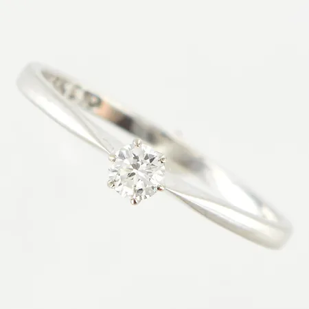 Ring vitguld med diamant ca 0,20ct, stl 19¼, bredd ca2mm, 18K Vikt: 2,1 g