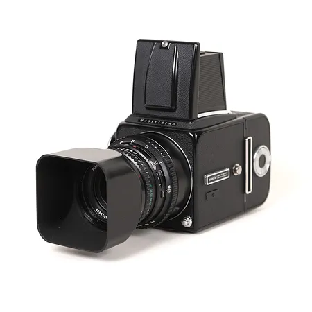 Kamera Hasselblad 500 C/M serienummer RS 1236729, 1980, med tre objektiv: Planar 1:3.5 f=100mm motjusskydd, Sonnar 1:5.6 f=250mm linsskydd bak, Objektiv Distagon 1:4 f=50mm linsskydd bak, axelrem samt två bakstycken, smärre bruksslitage, ytliga repor, ej funktionstestad.  Vikt: 0 g