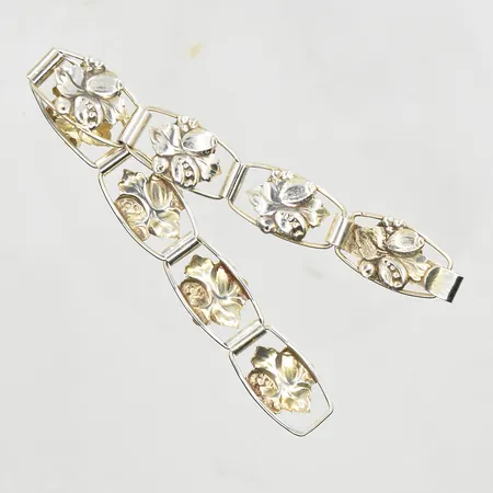 Armband med blommotiv, längd 18 cm, bredd 13 mm, silver. Vikt: 12,8 g