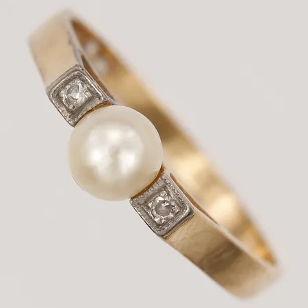 Ring med 8/8-slipade diamanter 2x0,005ct samt odlad pärla, stl 18, 18K Vikt: 2,1 g