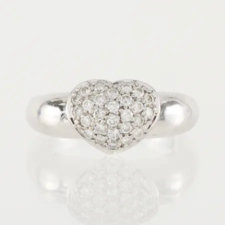 Ring vitguld med diamanter på 0.50 ct enligt inskription, "Hjärta", storlek 19 ¼ mm, bredd 2.4-10.2 mm, 18k. Vikt: 10,7 g