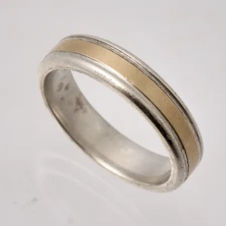 Ring i silver, stl 17¾, bredd 4,9mm, gulddetalj i mitten, 925/1000, tillverkad av Guldfynd, vikt 5,4g.