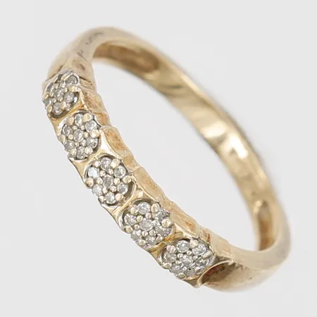 Ring med diamanter 35 x ca. 0,005ct, stl: 16¾, bredd: 3mm, GHA, 18K guld vikt: 2,7g Vikt: 2,7 g