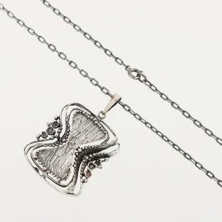 Collier med hänge, längd ca 54 cm, hängets höjd 34 mm, silver. Vikt: 13,1 g