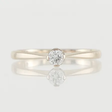 Ring vitguld med solitär diamant på ca 0.19 ct, storlek 19 mm, bredd 1.9-4.5 mm, 18k. Vikt: 2,3 g