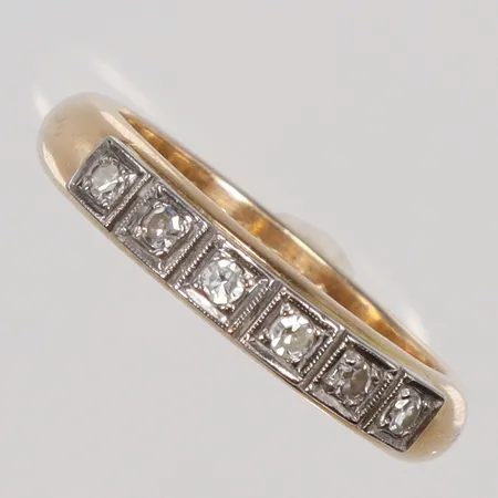 Ring med diamanter totalt ca 6 x 0,02ct, stl 16¾, bredd 3mm, gravyr, 18K Vikt: 6,1 g