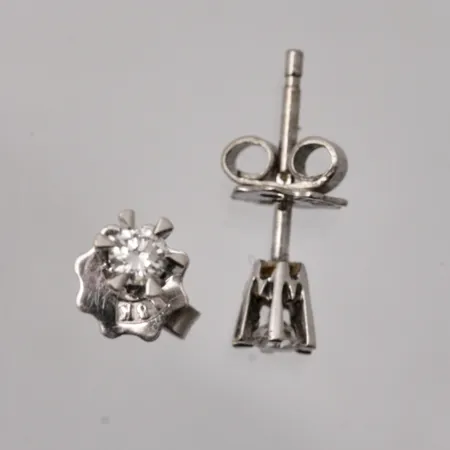  1par örhängen i 18K vitguld, mått Ø4,3mm, 2st diamanter, mått Ø2,6mm, vikt 1,2g.