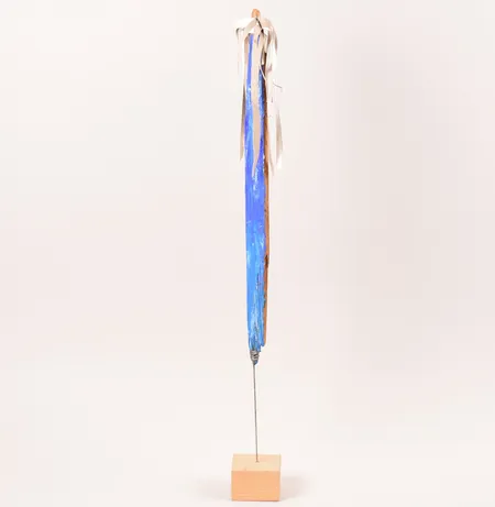 Skulptur på träsockel, bemålat trä/metall/tyg, signerad M. Pyk, höjd 64cm. Vikt: 0 g Skickas med postpaket.