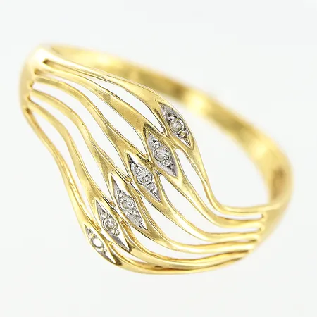 Ring, diamanter 6 x ca 0,005ct, stl 19½, bredd 1,5-11,5mm, 18K Vikt: 2,2 g