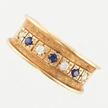 Ring med blå och vita stenar, stl 18¼, bredd 8mm, 18K Vikt: 3,9 g